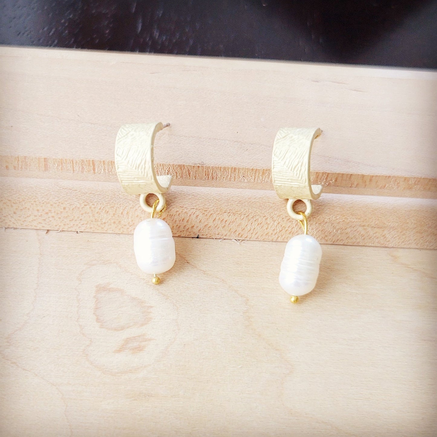 Matte Gold Cuff Earring w/ Genuine Freshwater Pearl Dangle 200n